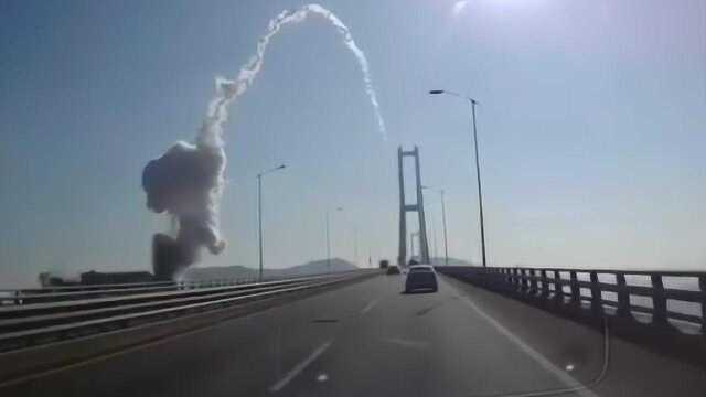 行车记录仪拍下韩国钢铁厂爆炸瞬间:烟柱冲天升起,犹如导弹发射