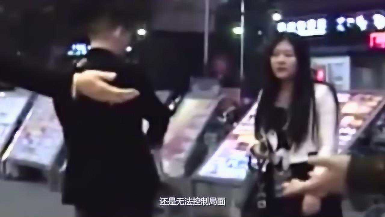 妻子“偷情”被抓现场，丈夫当街暴打_高清