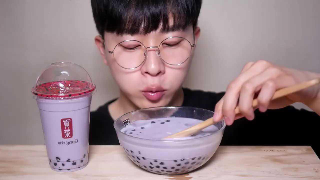 韩国吃货眼镜哥把浓浓的香芋珍珠奶茶倒在碗里吃,够霸气