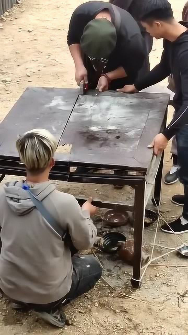 拍电影场景我以为板凳师傅来修桌子了
