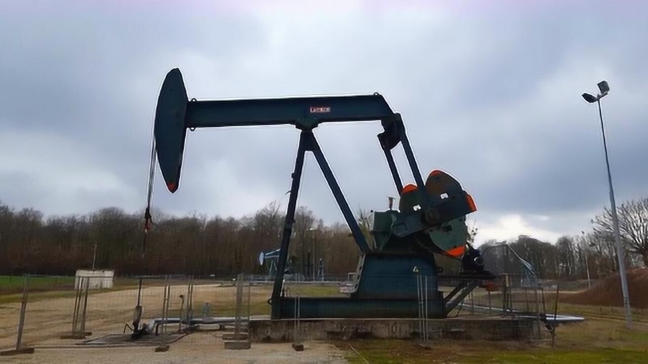 开采石油的机器为什么叫磕头机?工作方式奇特,网友:不磕头怎么出油