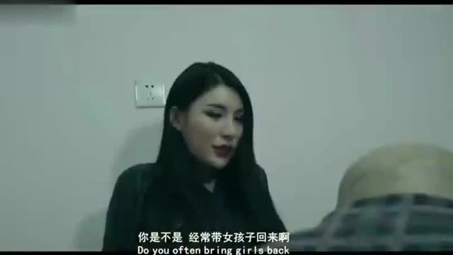 少妇换上黑丝袜后,老男人果然上钩了