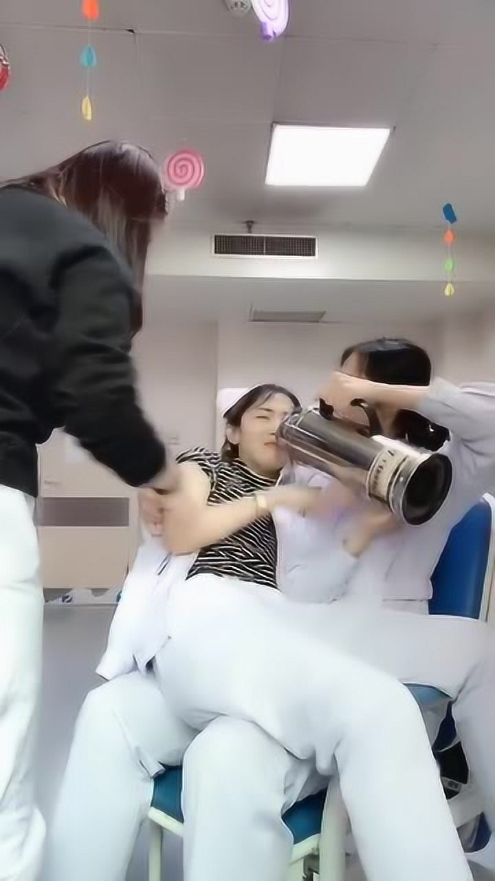 护士被打针是什么样美女护士也会怕竟然还哭了