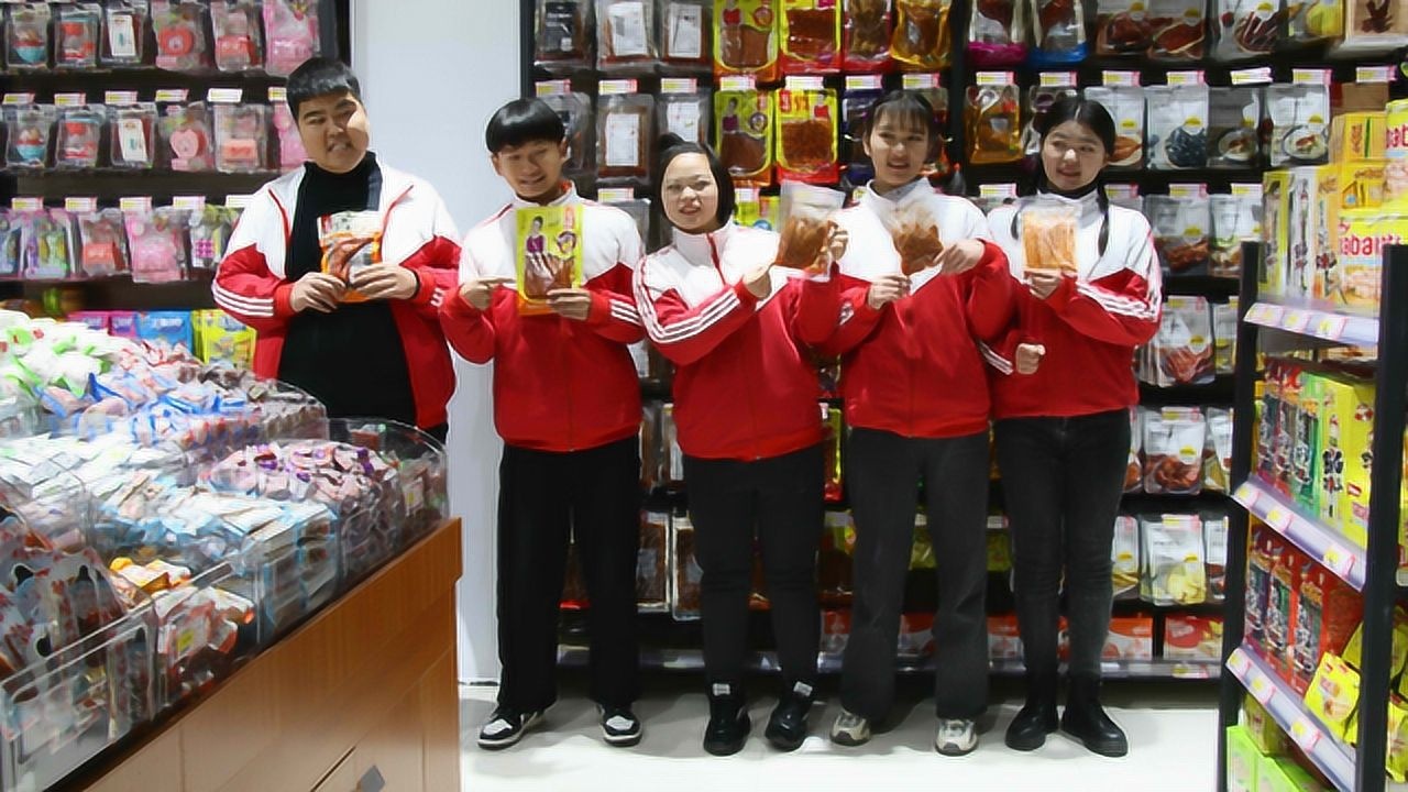 欢欢的童年:进城2:几人在糖果店看到辣条,网红辣条看着真好吃