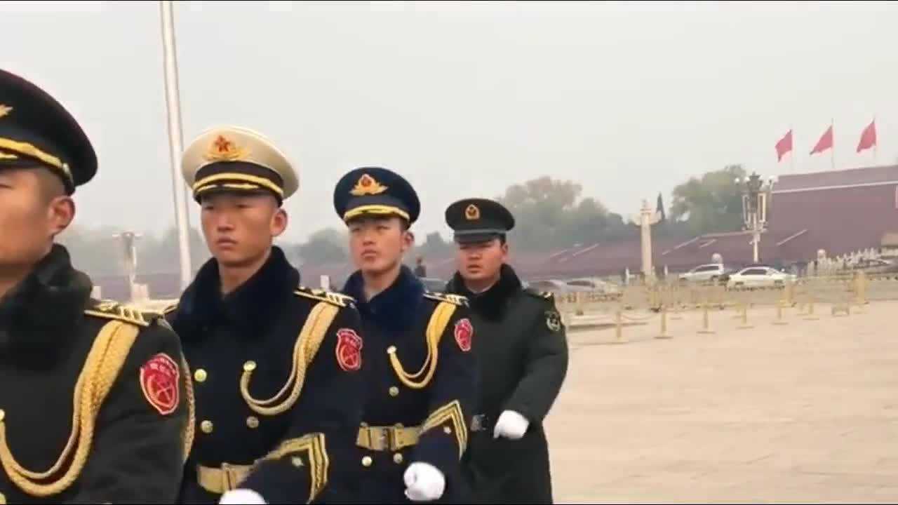 天气冷了,三军仪仗队军人换上了军大衣,气势还是那么帅气!