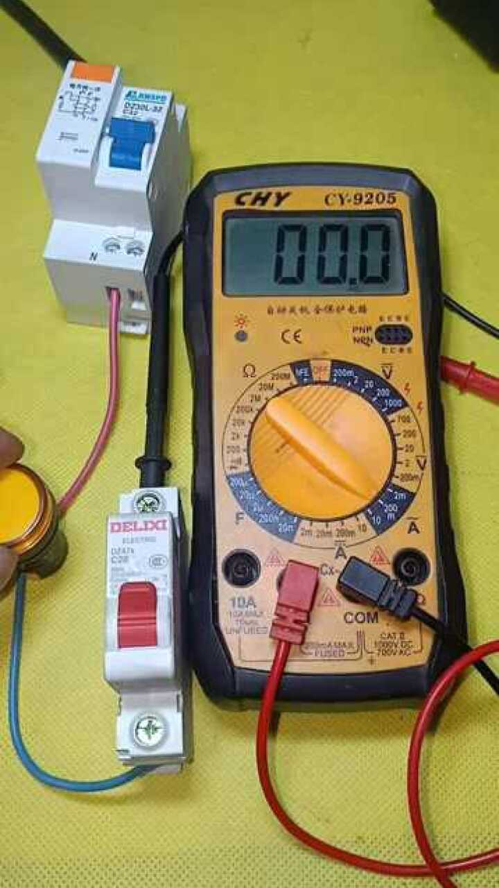 万用表怎么测量电流红黑表笔插在哪个孔电工师傅演示教给你