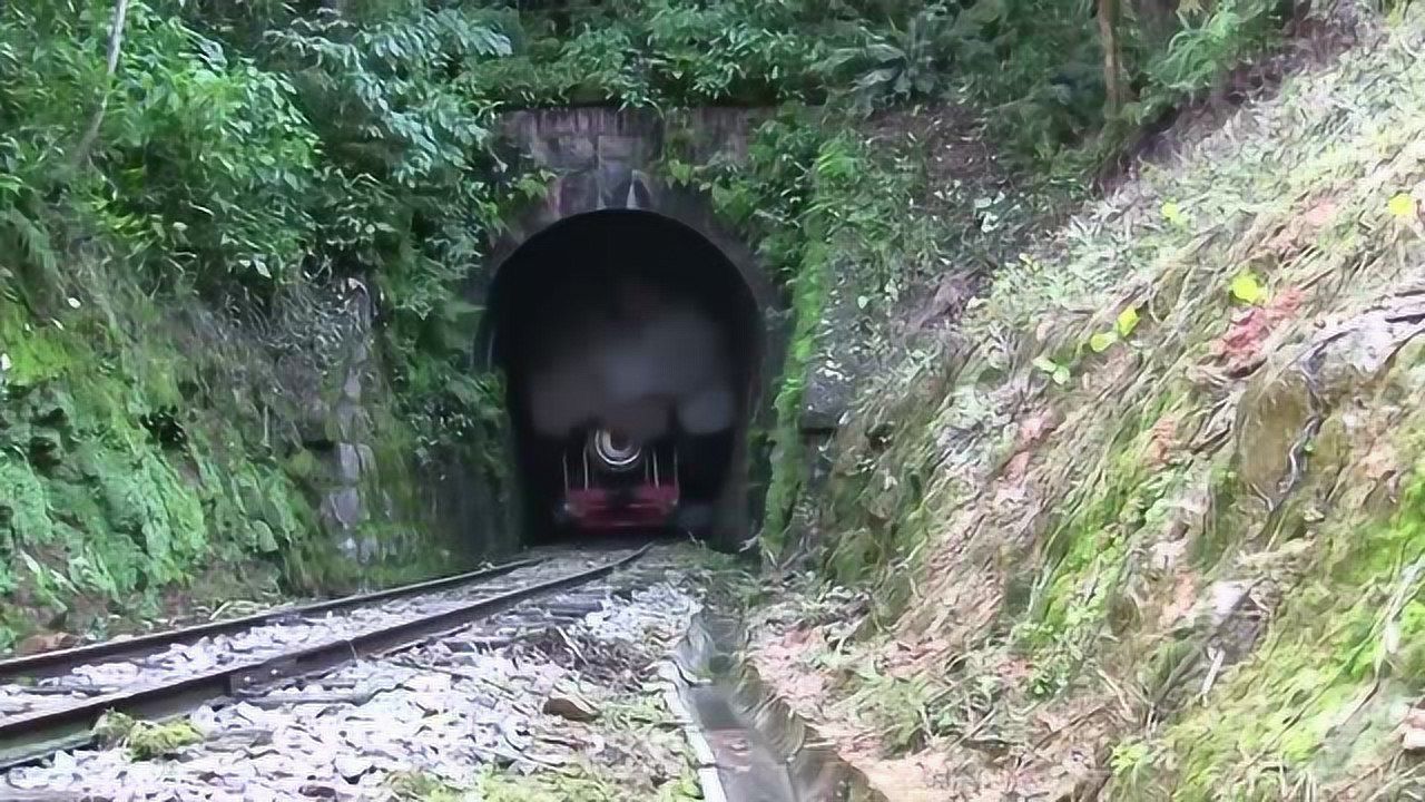 小火车进山洞啥意思图片