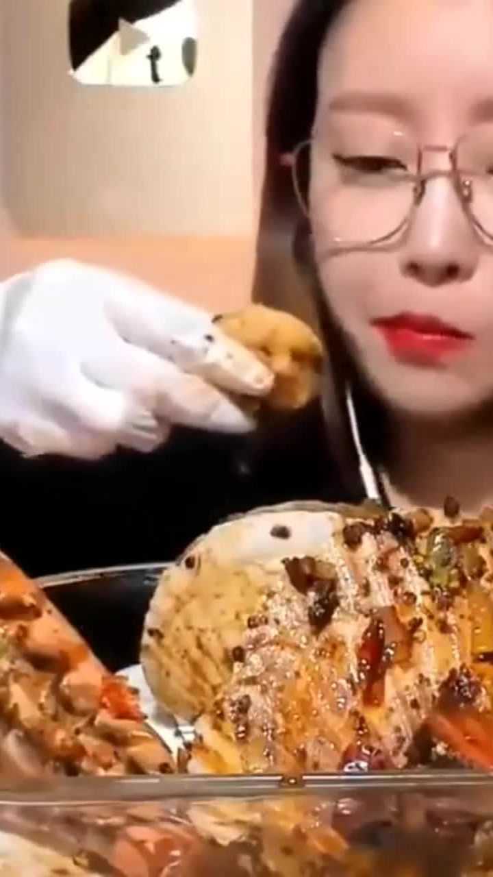 吃播韩国美女大胃王吃海鲜烧烤网友扇贝有我脸那么大