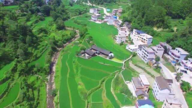 航拍贵州山区农村,家家户户建楼房,贵州农村发展很不错