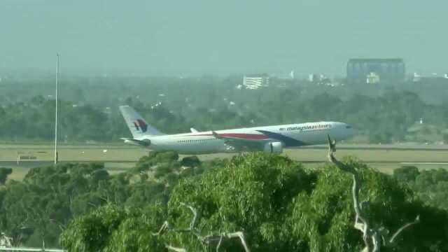 马航空客A330客机降落墨尔本机场,航空爱好者拍摄