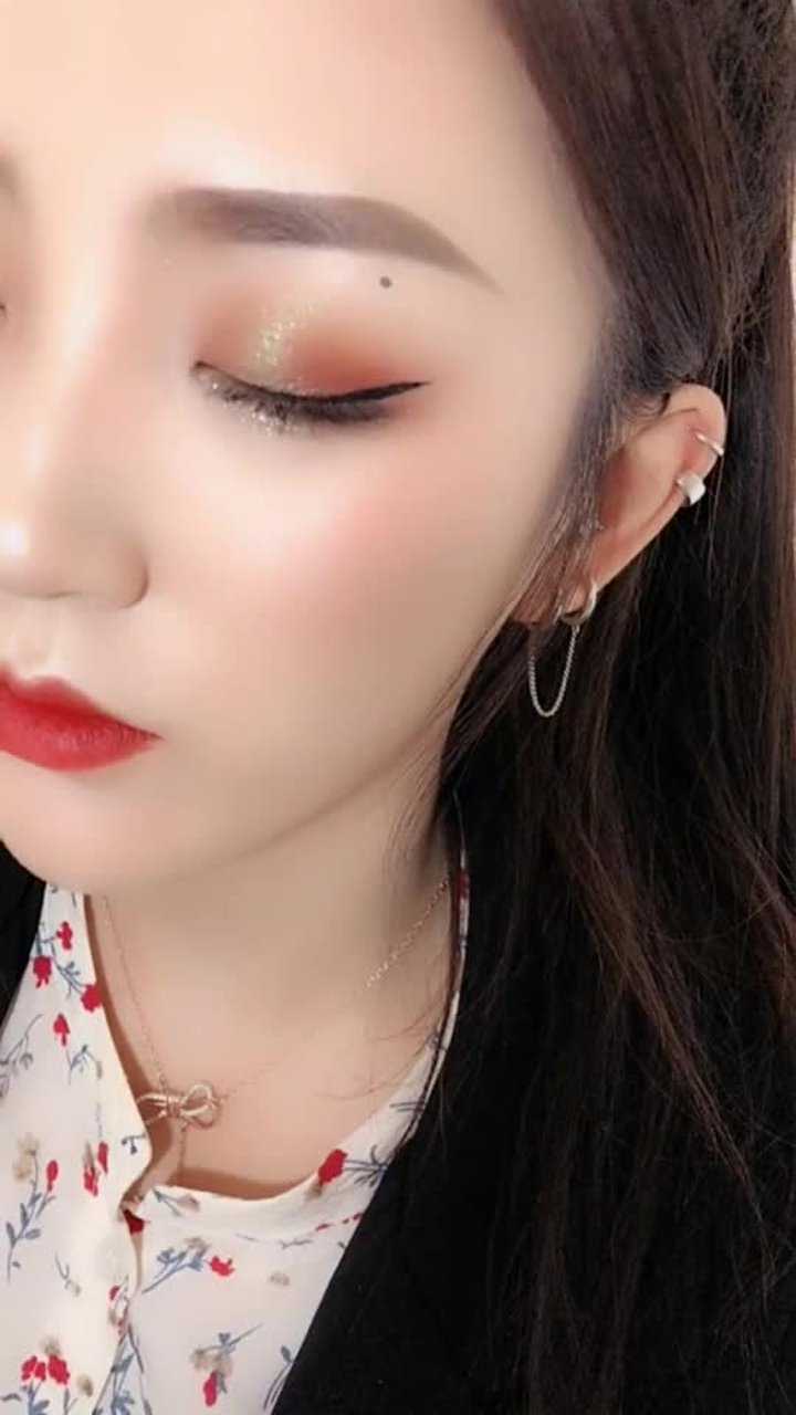 这个眼妆有点帅,小姐姐睁眼那一瞬间,真的是很惊艳了