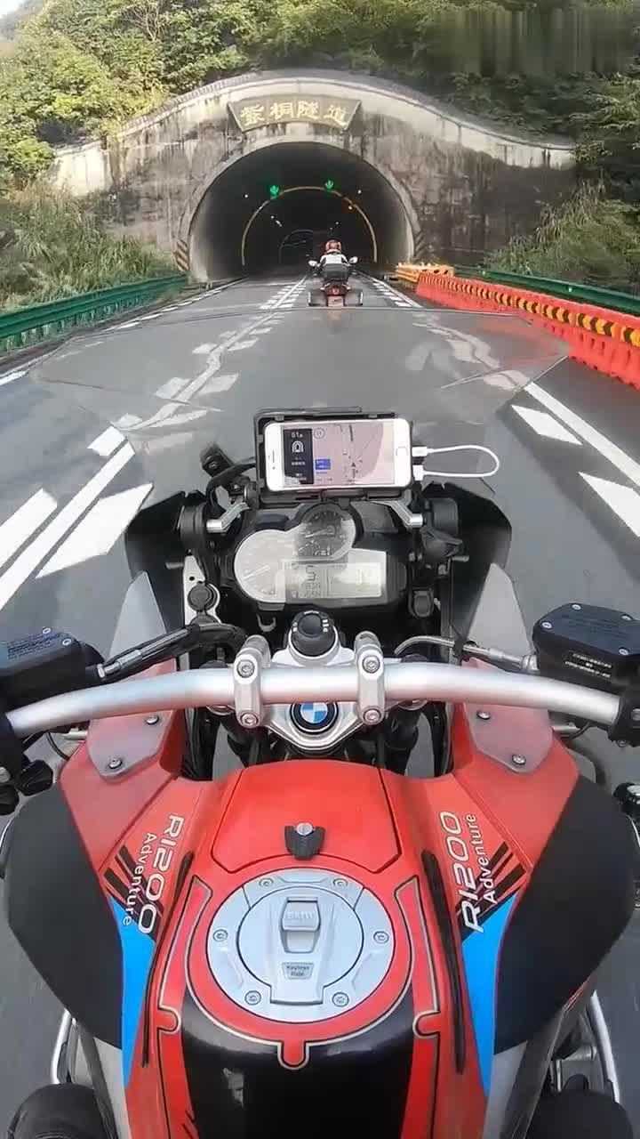 宝马摩托车穿越隧道时速体验
