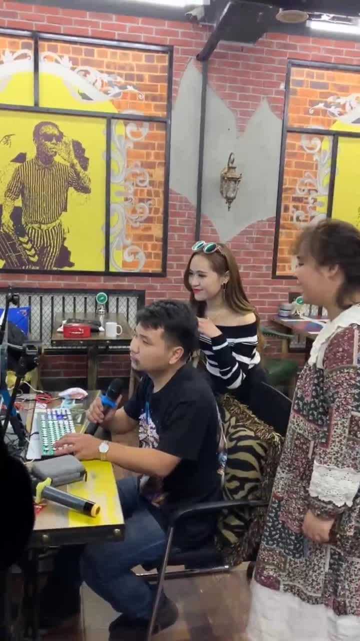 四平青年老三直播被人怒怼后面一群红衣女孩太美了