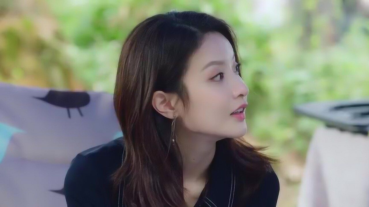 国民老公2:乔乔在拍戏的间隙无意中就走进了森林里!