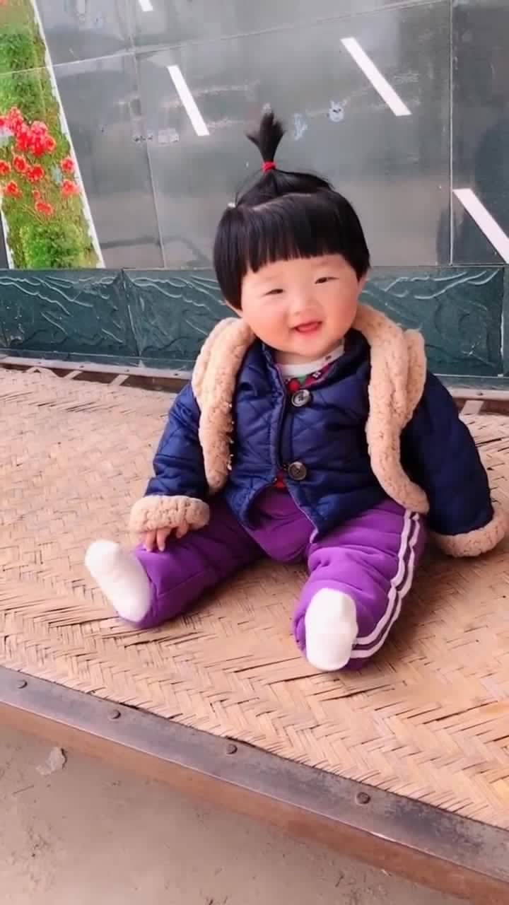 熊出没中的小女孩嘟嘟终于见到真人版的了小脚丫太抢戏