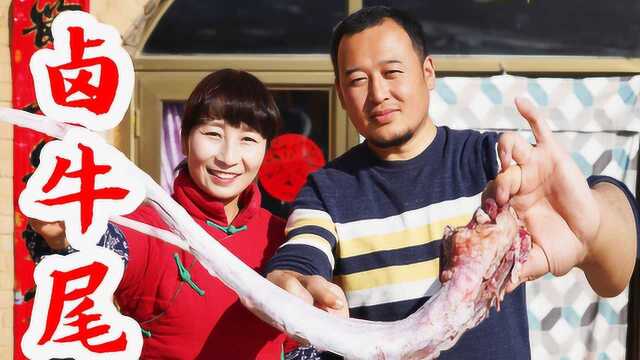 春姐卤出一根牛尾磊哥忍不住喝了几杯围着小桌大口啃肉超过瘾