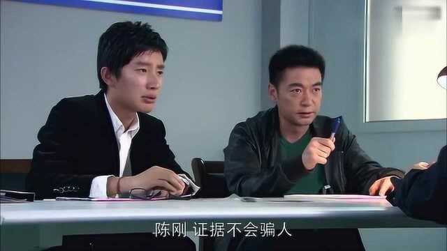 终极证据:女警看眼钞票,发现1字宽度不对,银行700多万竟是假的