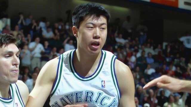 当年的王治郅登陆NBA有多轰动?球迷举牌疯狂尖叫,场面太震撼!