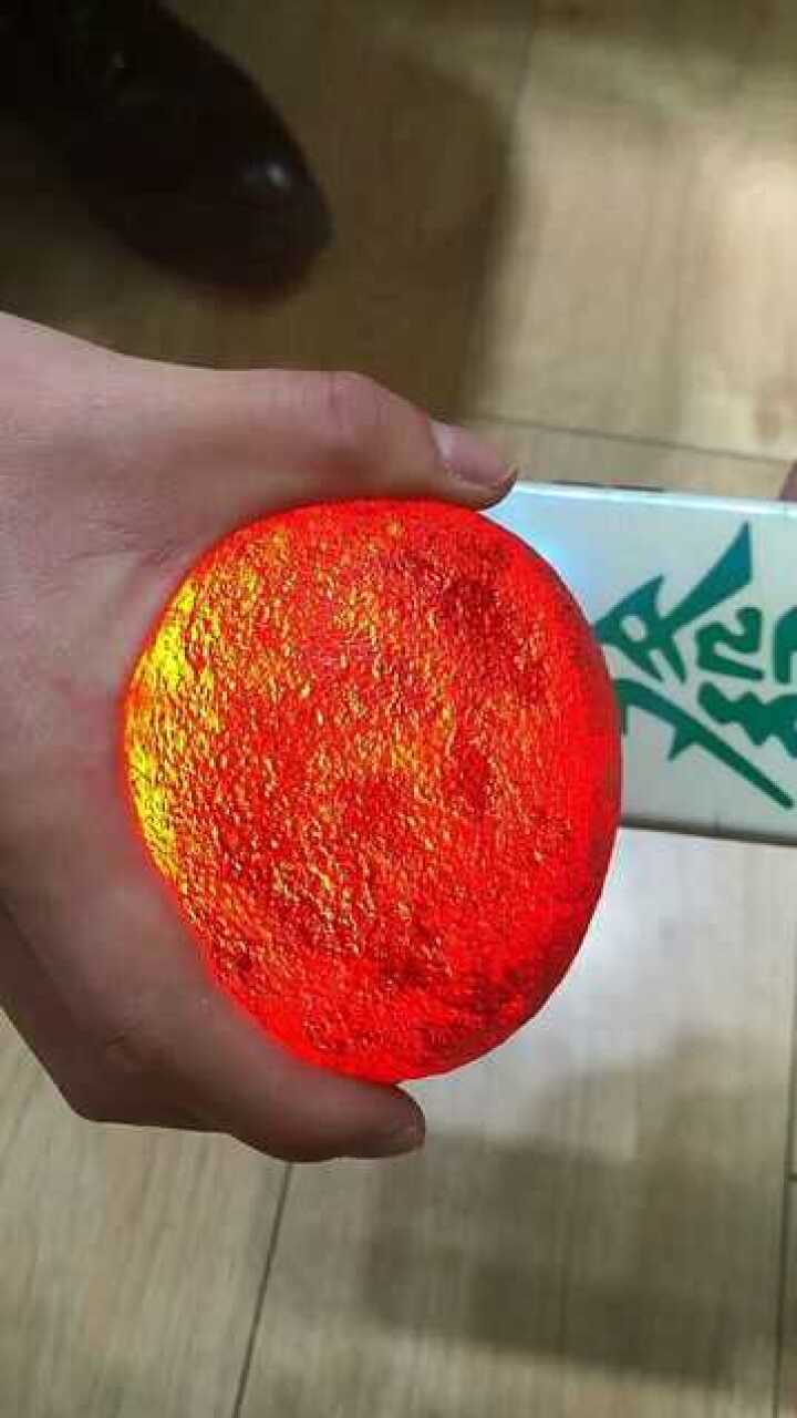 这个里面像是包着一团火的石头其实就是捷克陨石