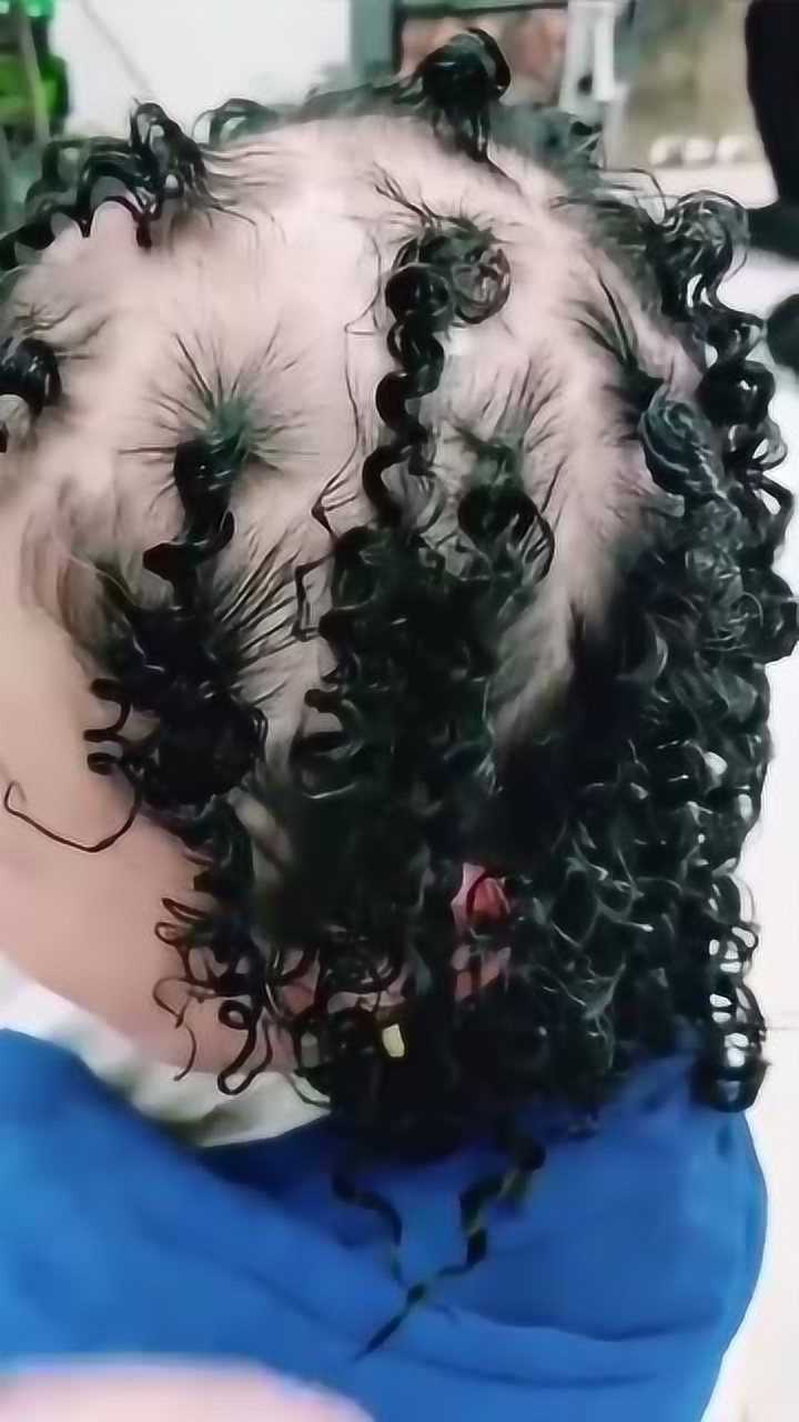 去理发店剪头发,看到大妈烫的卷发,瞬间不淡定了,赶快走人!