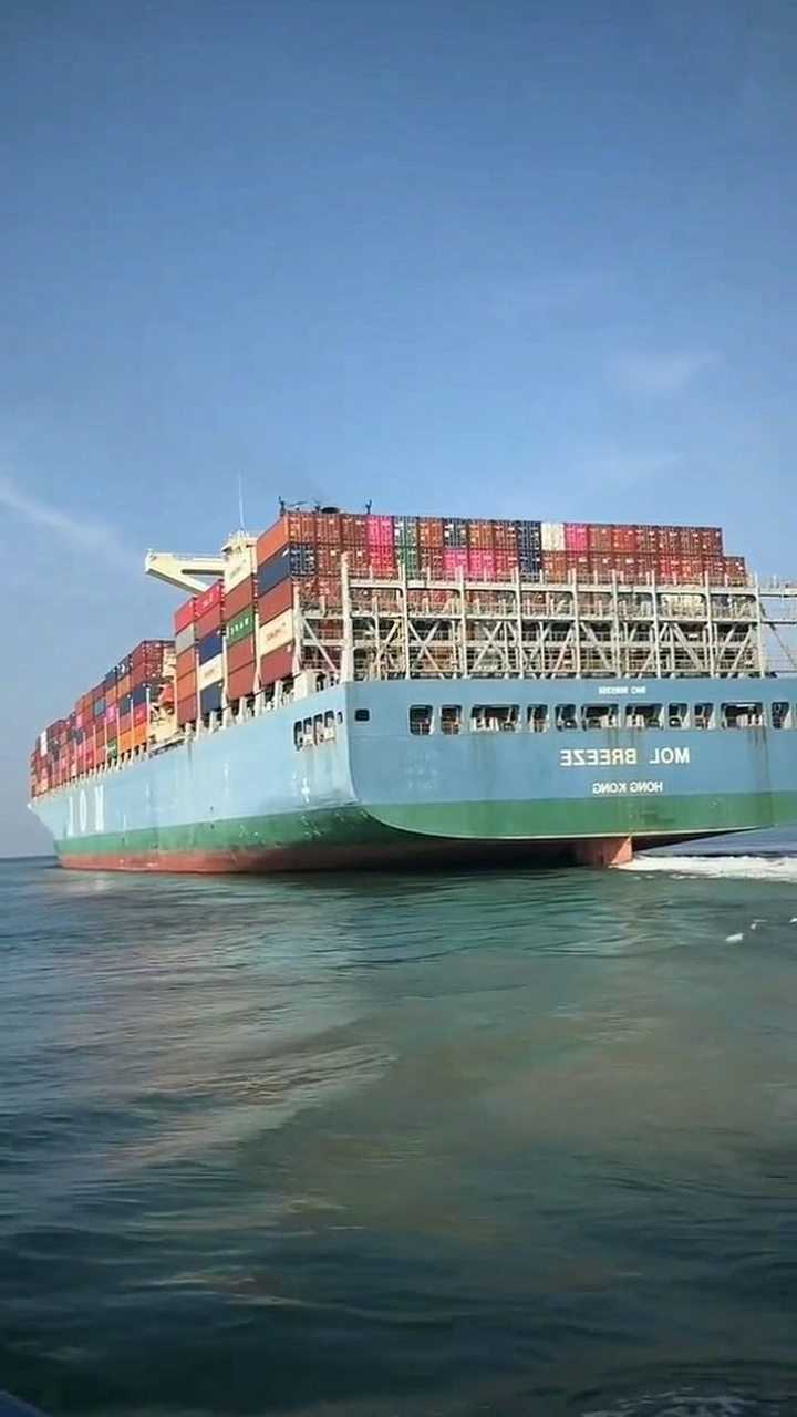 载着几万吨集装箱的货轮又启航了祝你一路顺风