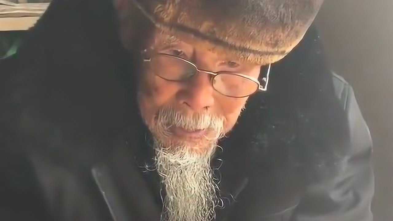 爷爷已经105岁了还在村里当老中医一辈子为别人治病悬壶济世