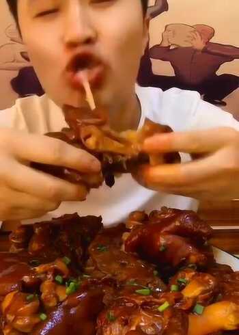 东北小伙直播吃大猪蹄,这么肥的猪蹄几口就啃一个,啃猪蹄专业户