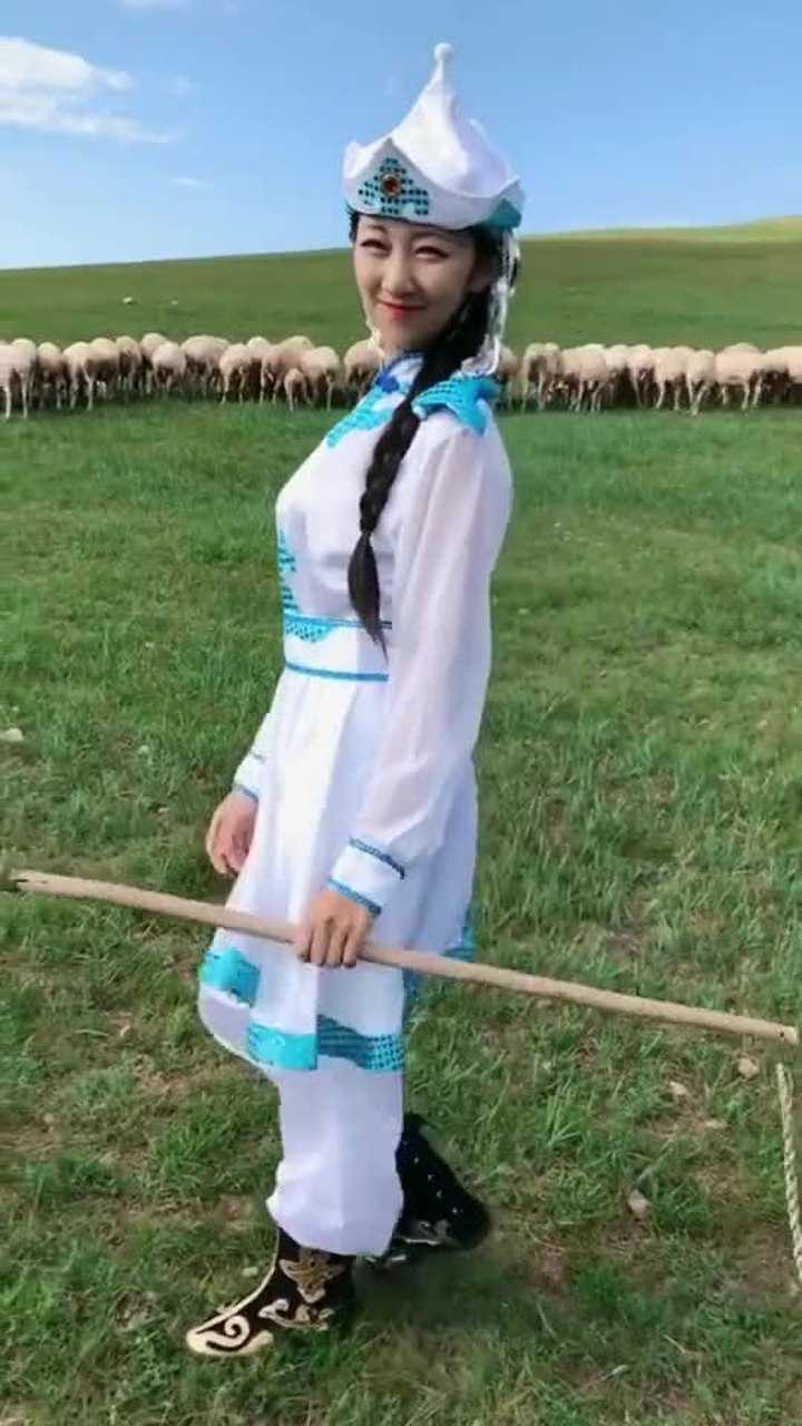 草原牧羊姑娘,笑容甜美