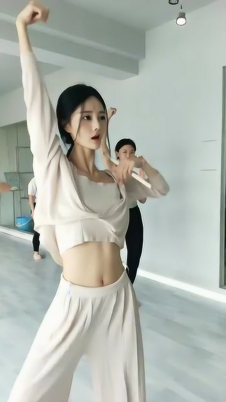 姑娘的马甲线好漂亮不开口说话时真的很唯美