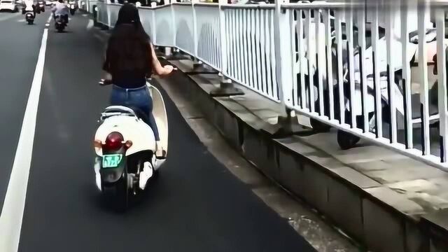 这位女司机太牛了,骑电动车能连续侧行几公里!