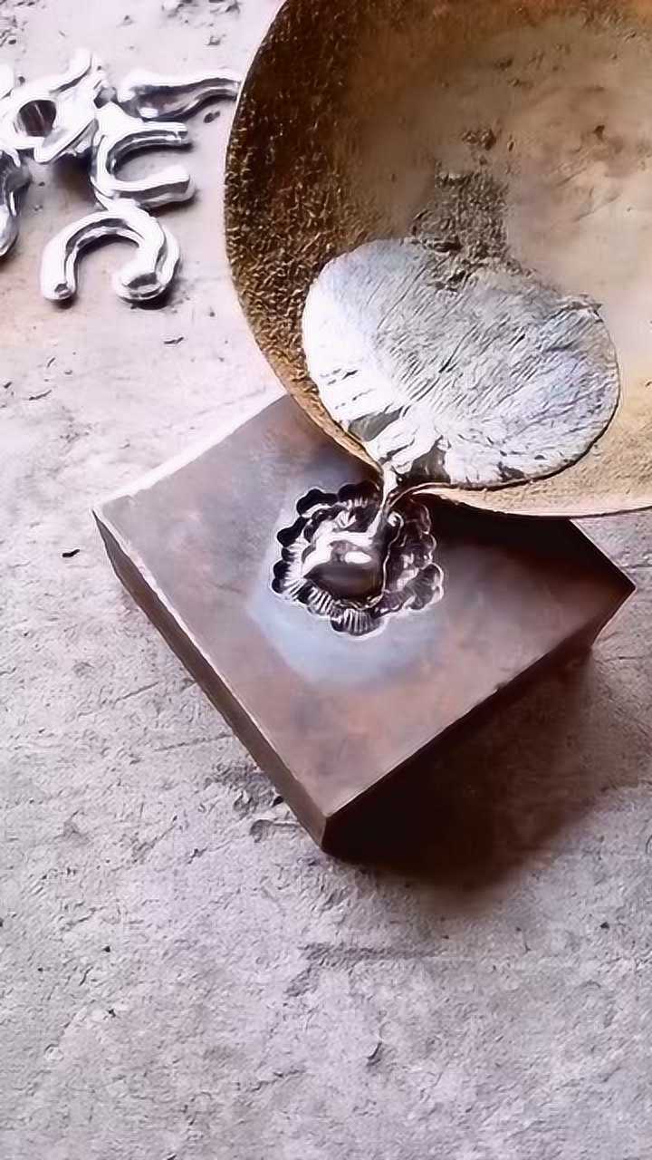 温度这么高的铁水倒进碗里,真的不会融化吗?