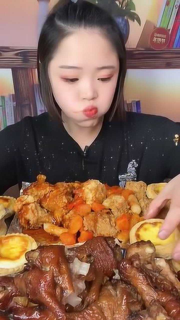 吃货小姐姐直播吃猪蹄网友一个人对着屏幕吃一群人对着屏幕咽口水