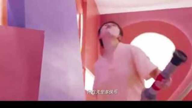 马丽进澡堂这段演的真是太绝了,背景音乐不谋而合