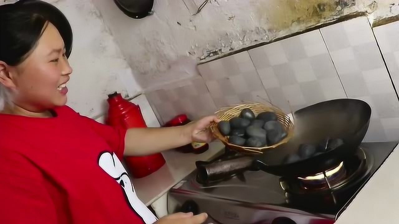 胖妹用石头烹饪美食看起来还挺不错的