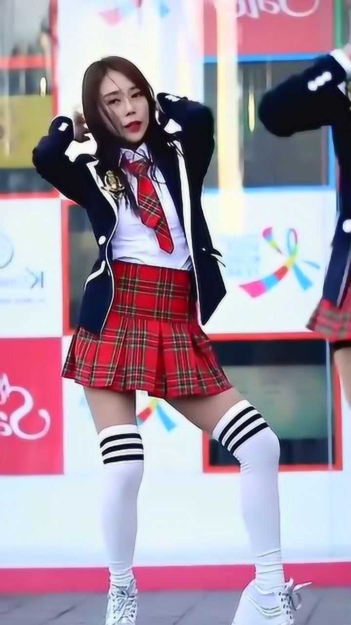 清纯美女穿长筒袜学生装跳热舞太美了