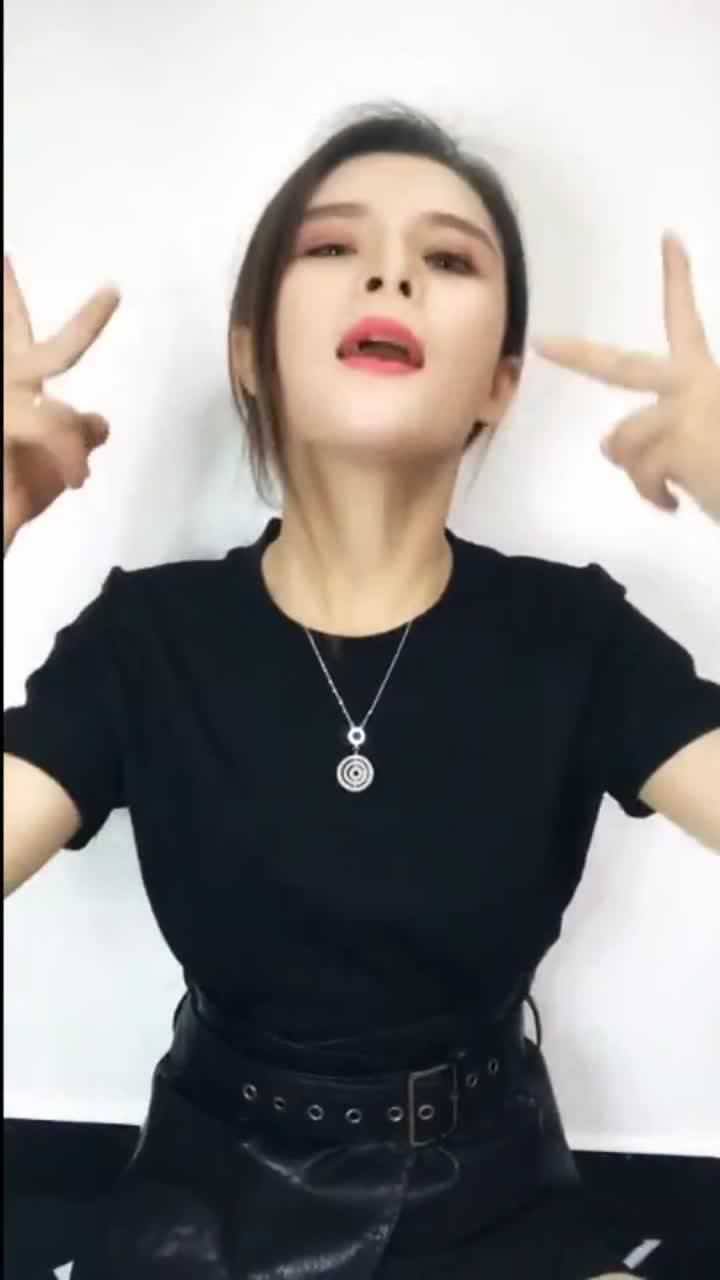 美女小姐姐手指比心,这是心动的感觉么?