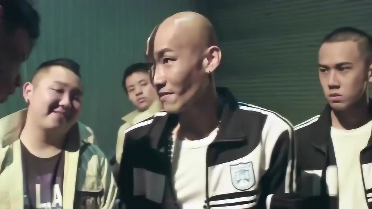 东北插班生小鬼被台湾混混抓住这时候东北王虎赶到救场