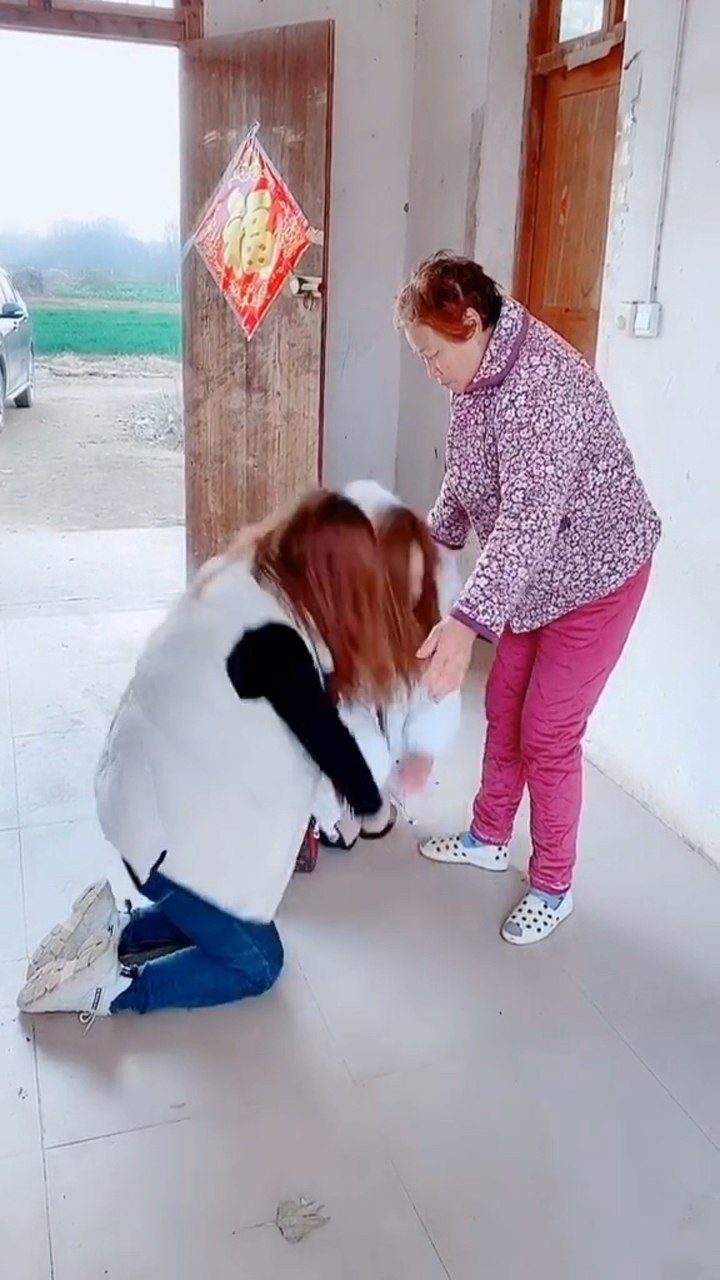 女儿下跪的那一刻,我感动到哭了