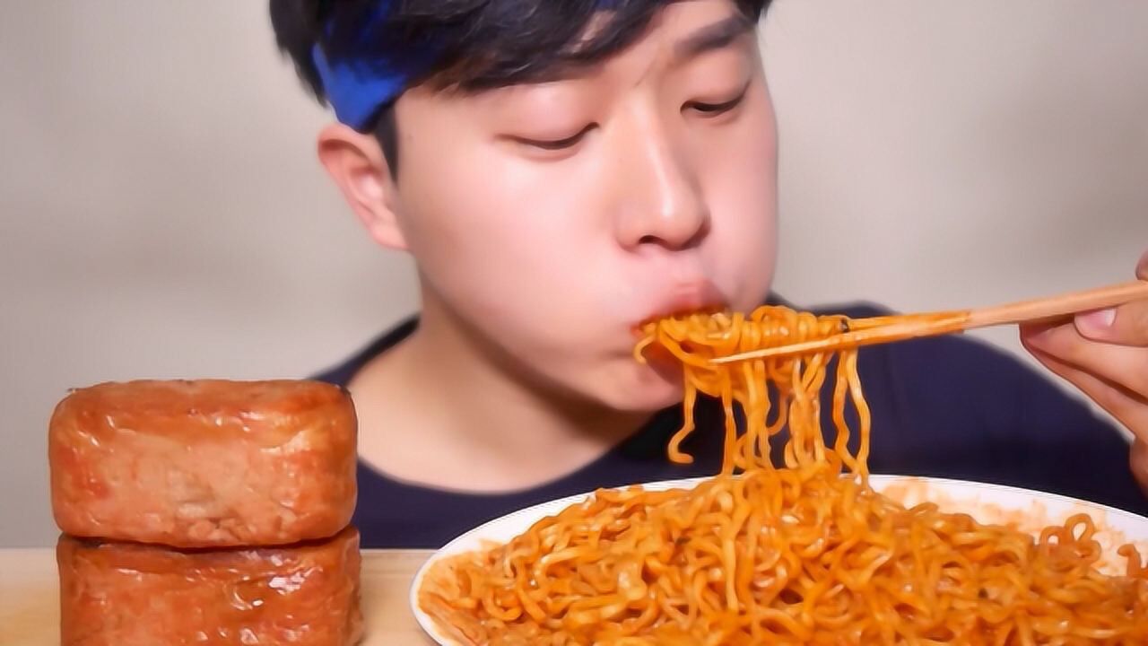 韩国吃货小哥吃火鸡面搭配午餐肉听听这咀嚼音吃得真馋人