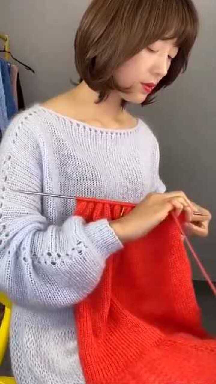 还是第一次见这么迷人的织毛衣手艺人这娴熟的手法太让人羡慕了