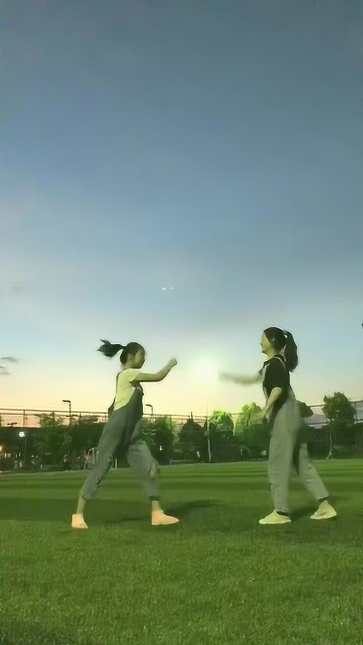 俩妹子打架,这动作太萌了,让人目不转睛!