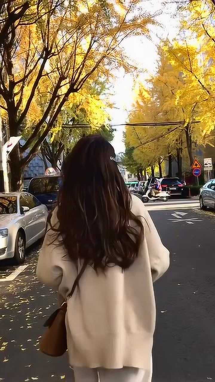 小姐姐走在秋天的落叶里当她回头的那一刻简直太唯美了