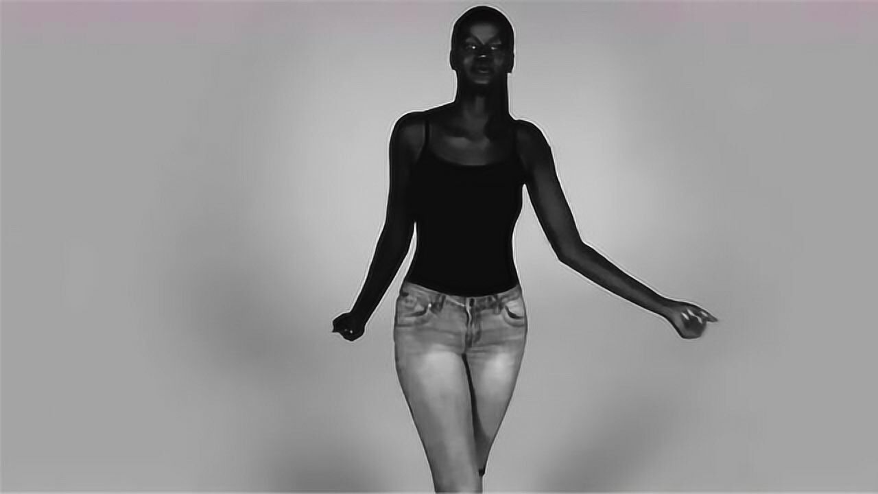 全球最黑女模特全身上下黑得彻底却美得让人无法反驳