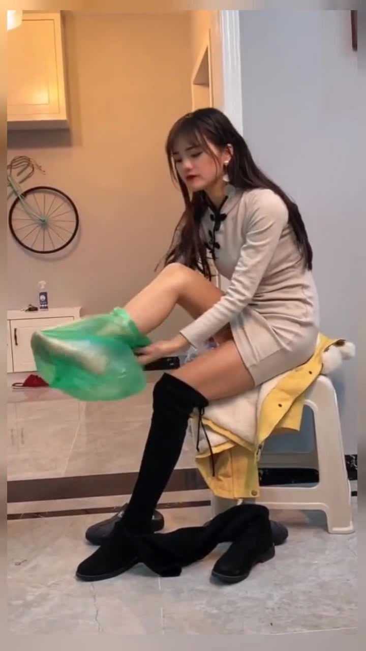 女生穿靴子的秘诀，袜子钱都省了_高清
