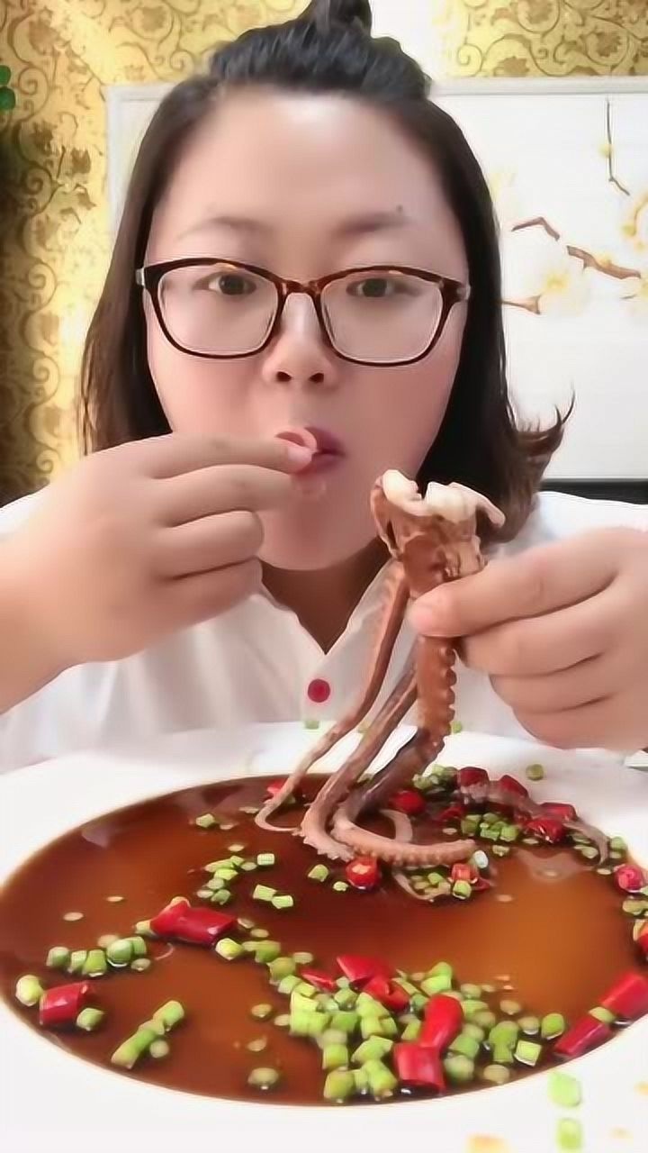农村胖姐吃播八爪鱼,一口下去满满的墨,好像很有文化的样子
