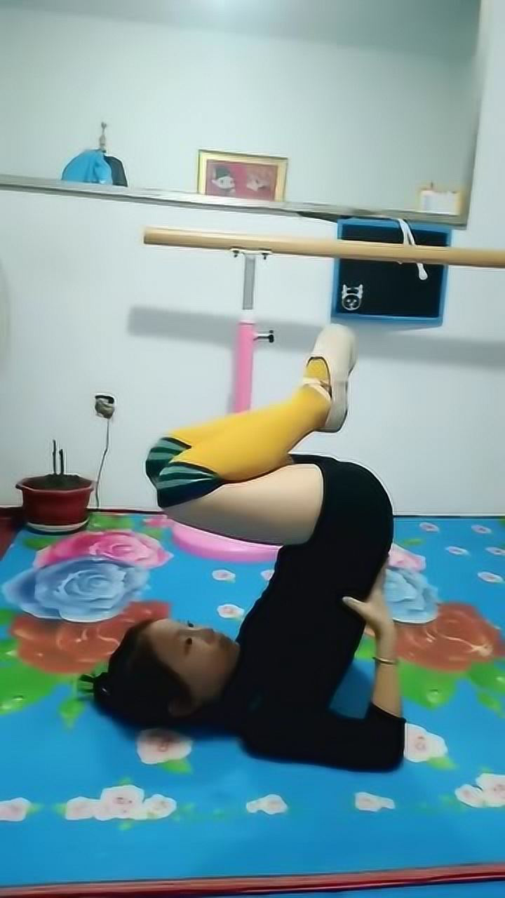 芭蕾舞小公主肩倒立练习看着让人心疼