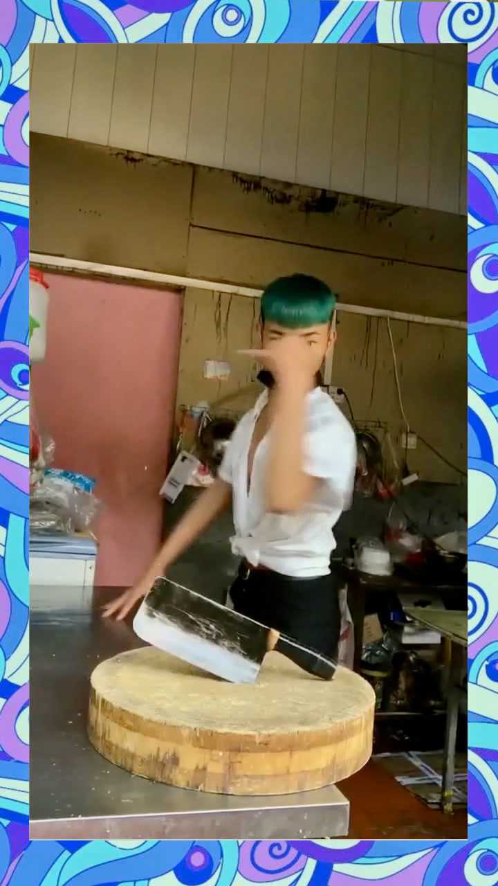 虽然有点精神小伙但是这刀耍的属实厉害