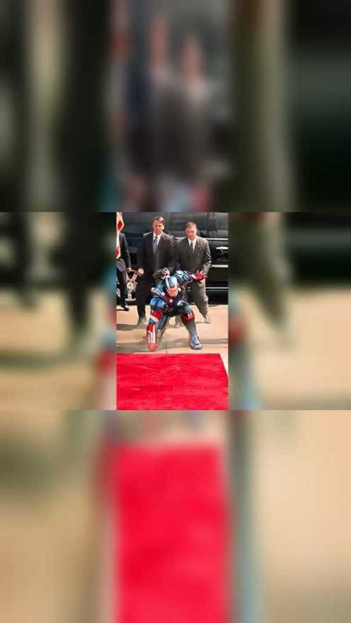 钢铁侠的华丽落地这个单膝跪地的姿势真的是帅爆了