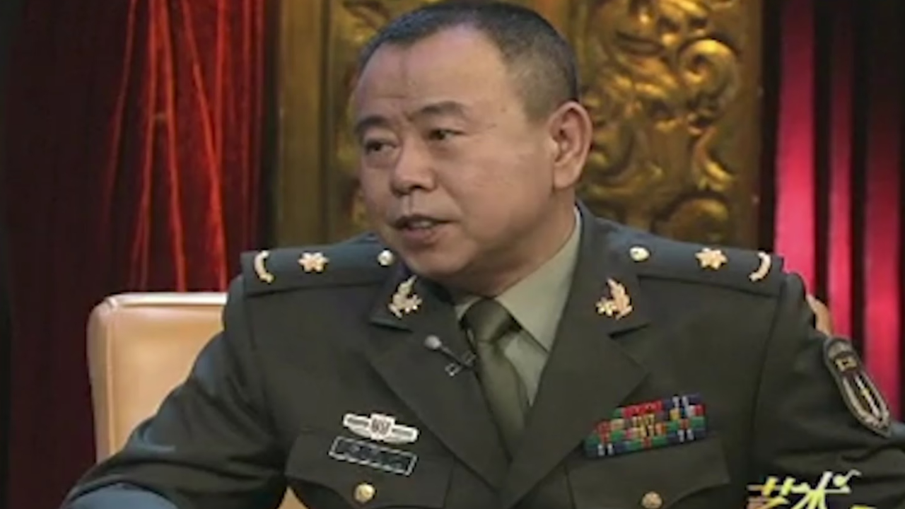 潘长江穿上军装果然不一样了,整个人一身正气,有点小帅呢
