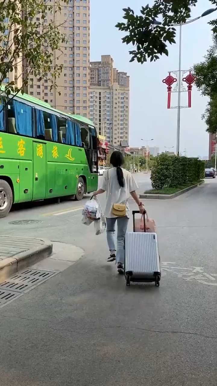 出门旅游,只需带着行李箱和旅行包,就可以轻松搞定